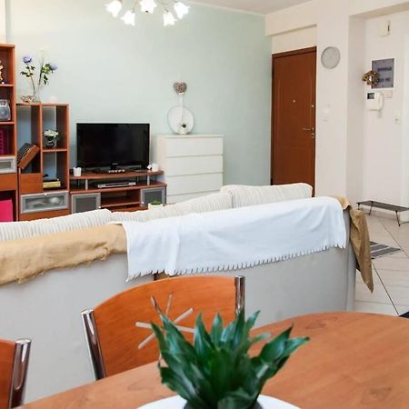 Lovely Apt In Peristeri Athen Exterior foto